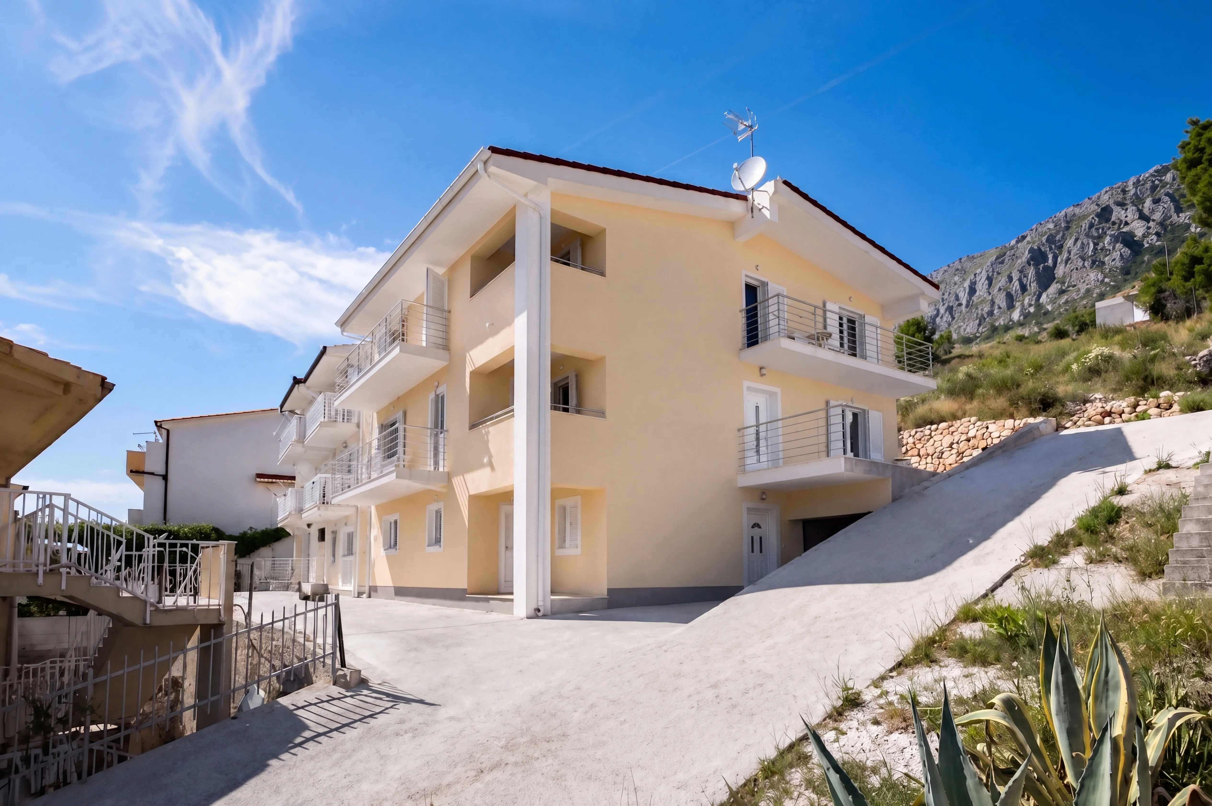 Villa Panorama — pročelje s planinom u pozadini