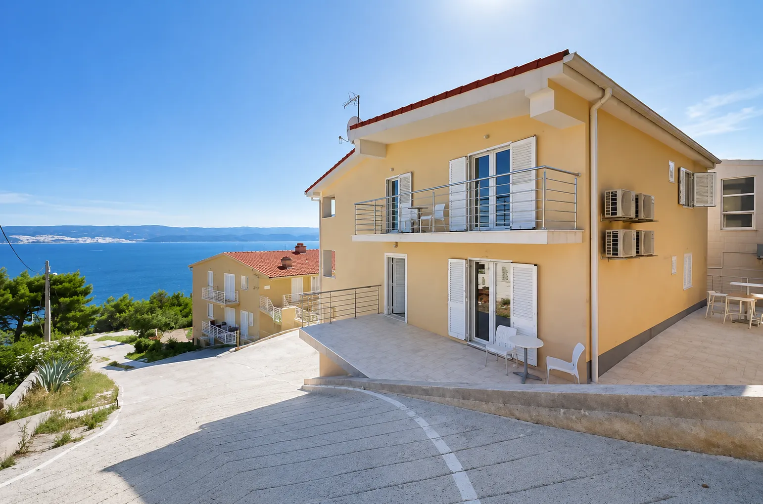 Villa Panorama — bočni pogled s morem i otokom